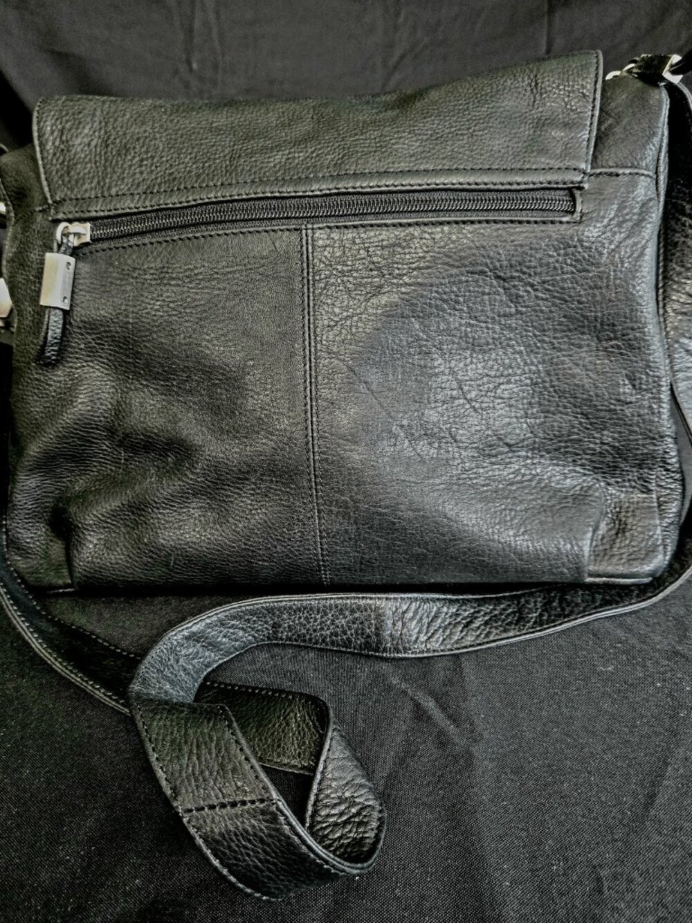 Stone Mountain Genuine Leather Black Messenger Shoulder Bag - Picture 3 of 7